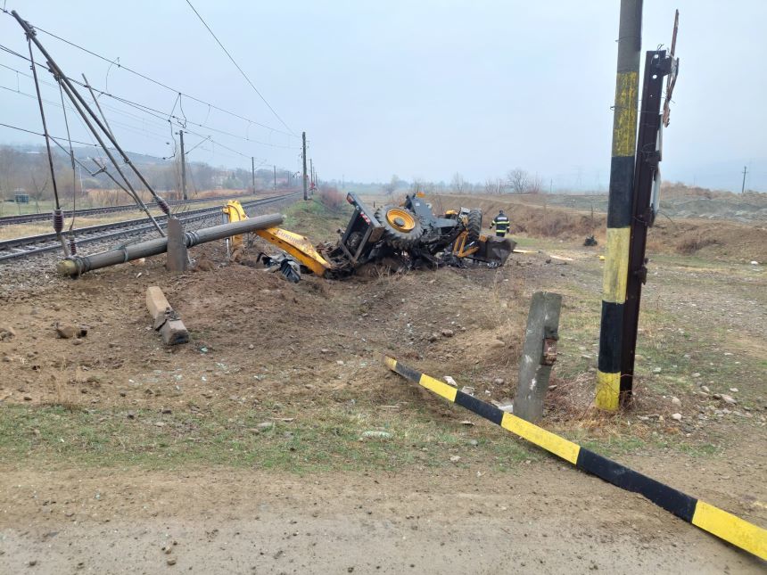 Un tren care circula pe ruta Iaşi – Braşov a lovit un excavator al cărui şofer nu s-a asigurat la trecerea cu nivel cu calea ferată / Pasagerii şi personalul feroviar nu au fost răniţi / Locomotiva şi infrastructura feroviară, avariate - FOTO
