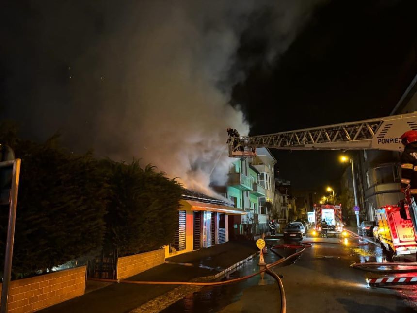 Incendiu puternic la un restaurant din Braşov, existând risc de extindere la clădirile din apropiere - FOTO