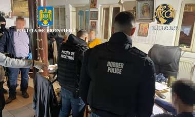 Percheziţii la traficanţi de migranţi – Erau aduşi în ţară cu barca, din Bulgaria şi şcoşi din România în maşini de marfă / Viaţa le era permanent pusă în pericol / Cel puţin 4.000 de lei plătea fiecare migrant, ţara vizată fiind Germania / 500 de victime

