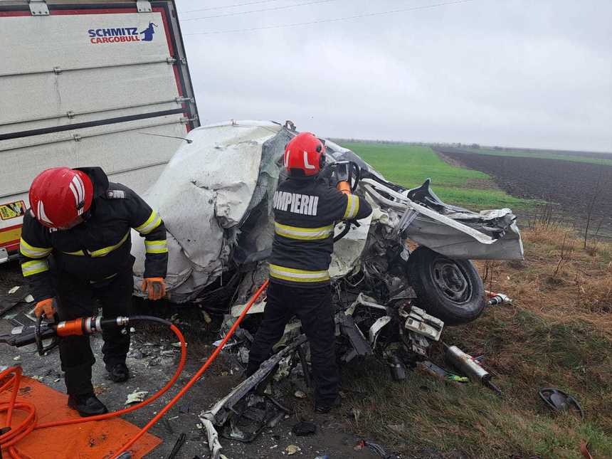 UPDATE - Grav accident de circulaţie în judeţul Buzău – Sunt implicate o autoutilitară şi un TIR / Un bărbat a murit / Mai multe evenimente rutiere, din cauza ploii

