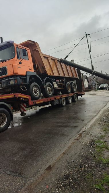 CFR SA - Un autocamion a rupt un stâlp de susţinere a liniei de contact în zona staţiei Beclean pe Someş  / Două trenuri au înregistrat întârzieri - FOTO
