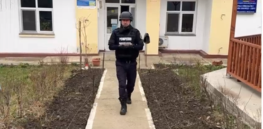 O sută de elevi şi profesori, evacuaţi de la o şcoală din judeţul Galaţi, după ce un elev a găsit un proiectil pe malul Prutului şi l-a dus la şcoală

