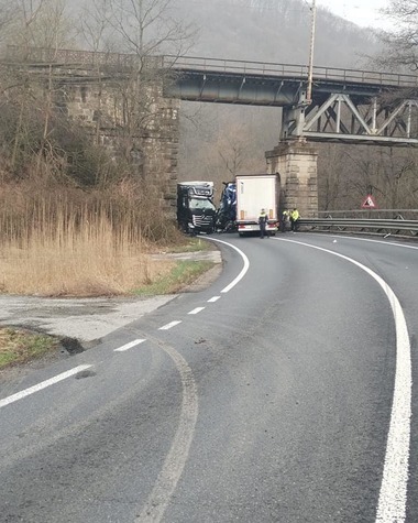 Caraş Severin: Doi şoferi bulgari au fost răniţi după ce ansamblurile de vehicule pe care le conduceau s-au ciocnit - FOTO
