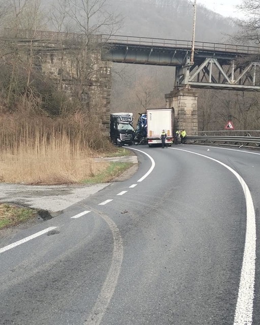 Caraş Severin: Doi şoferi bulgari au fost răniţi după ce ansamblurile de vehicule pe care le conduceau s-au ciocnit - FOTO
