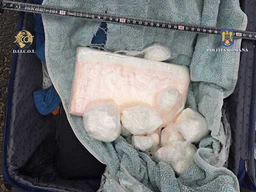Un bărbat a fost prins în judeţul Dâmboviţa având în maşină 1,5 kilograme de cocaină şi 14 kilograme de rezină de cannabis