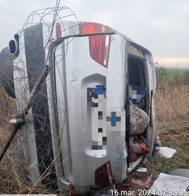 Argeş - Un bărbat a ajuns la spital cu multiple traumatisme după ce maşina în care se afla s-a răsturnat pe A1 - FOTO