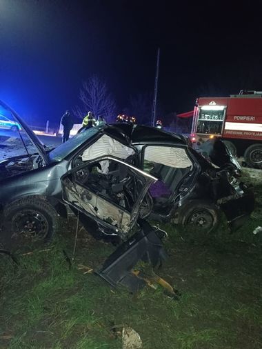 Vaslui: Cinci tineri au fost răniţi după ce maşina în care se aflau a derapat. Unul dintre ei e în comă, altul are un picior amputat. O victimă au fost găsită aruncată din maşină, alte două, blocate - FOTO
