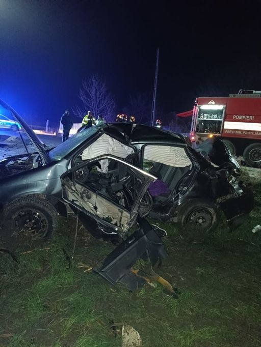Vaslui: Cinci tineri au fost răniţi după ce maşina în care se aflau a derapat. Unul dintre ei e în comă, altul are un picior amputat. O victimă au fost găsită aruncată din maşină, alte două, blocate - FOTO
