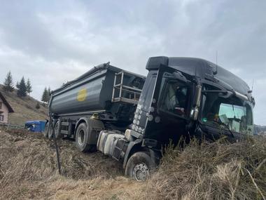 Suceava: Un camion a ieşit de pe şosea, la Dorna Cândrenilor/ Şoferul, găsit în stop cardio-respirator, a fost declarat decedat după efectuarea manevrelor de resuscitare