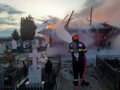 UPDATE - Incendiu izbucnit la o biserică monument istoric din municipiul Râmnicu Vâlcea/ Catapeteasma, datând din 1835, şi aproximativ 20 de icoane de patrimoniu au ars - FOTO

