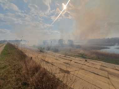 UPDATE - Incendiu în Delta Văcăreşti, pe aproximativ 7.000 de metri pătraţi/ Pompierii intervin cu 11 autospeciale - VIDEO