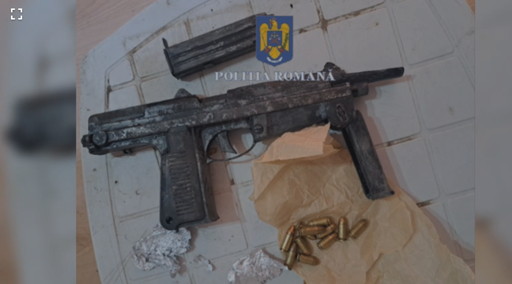 UPDATE - Bărbat din Jilava, prins în flagrant când încerca să vândă o armă letală şi cartuşele aferente / Arma şi cele 11 cartuşe, confiscate / Pe numele bărbatului erau emise 2 mandate de executare a pedepsei pentru infracţiuni la regimul rutier