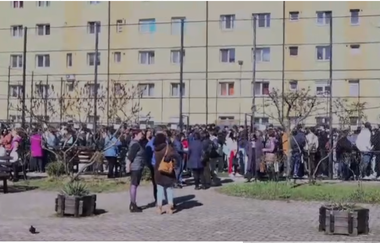 UPDATE - Bistriţa - Miros de gaz la Colegiul ”Andrei Mureşanu” - Sute de persoane, elevi şi profesori, evacuate/ Măsurători, făcute de echipele mixte ISU-EON gaz, în zona liceului/ Cursurile au fost întrerupte - FOTO
