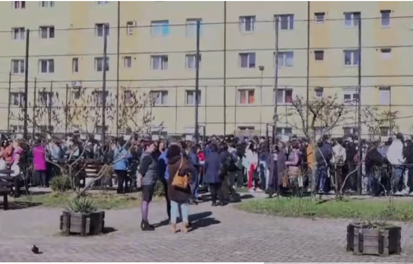 UPDATE - Bistriţa - Miros de gaz la Colegiul ”Andrei Mureşanu” - Sute de persoane, elevi şi profesori, evacuate/ Măsurători, făcute de echipele mixte ISU-EON gaz, în zona liceului/ Cursurile au fost întrerupte - FOTO