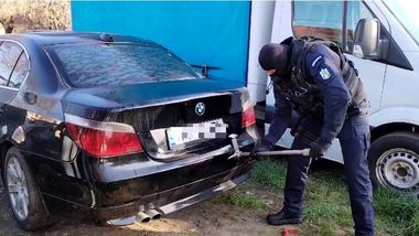 UPDATE - Timiş: Percheziţii la persoane care se ocupau cu vânzarea ţigărilor de contrabandă/ Anchetatorii au spart trei maşini pentru a face percheziţii/ Un bărbat, reţinut