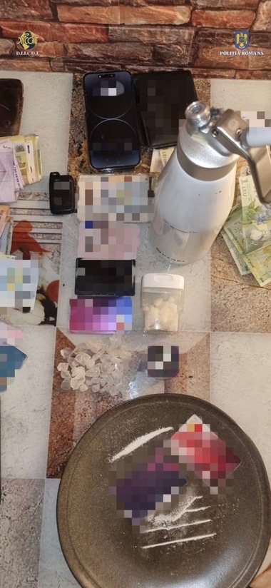 Procurorii DIICOT Iaşi au reţinut 12 persoane implicate în comercializarea de droguri de mare risc şi a unor substanţe cu efect psihoactiv. Printre clienţi s-au numărat şi elevi, care ulterior au devenit furnizori pentru alţi tineri