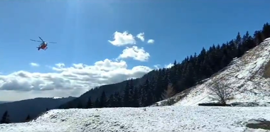 Turistă grav rănită pe pârtie la Sinaia, preluată cu elicopterul pentru a fi dusă la spital - VIDEO