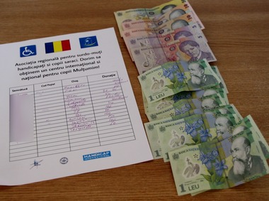 Dâmboviţa: Sute de lei, strânşi de o femeie în numele unei pretinse ”Asociaţii regionale pentru surdo-muţi, handicapaţi şi copii săraci” /  În faţa jandarmilor, femeia care pretindea că e surdo-mută a început să vorbească