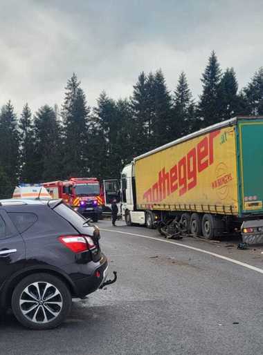 O maşină şi un TIR s-au ciocnit în judeţul Suceava, trei persoane fiind rănite - FOTO