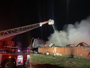 UPDATE - Puternic incendiu la o hală de depozitare din judeţul Timiş – Focul a cuprins întreaga hală, pe o suprafaţă de 800 de metri pătraţi / Un bărbat de 54 de ani, găsit decedat / Dosar penal - FOTO