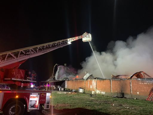 UPDATE - Puternic incendiu la o hală de depozitare din judeţul Timiş – Focul a cuprins întreaga hală, pe o suprafaţă de 800 de metri pătraţi / Un bărbat de 54 de ani, găsit decedat / Dosar penal - FOTO