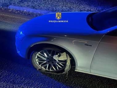 Autoturism oprit forţat cu utilizarea dispozitivului spike, în Rădăuţi / Şoferul, care avea permisul suspendat, a refuzat să oprească, fiind urmărit / În autoturism erau 4 tineri, cu vârste cuprinse între 18 şi 21 de ani