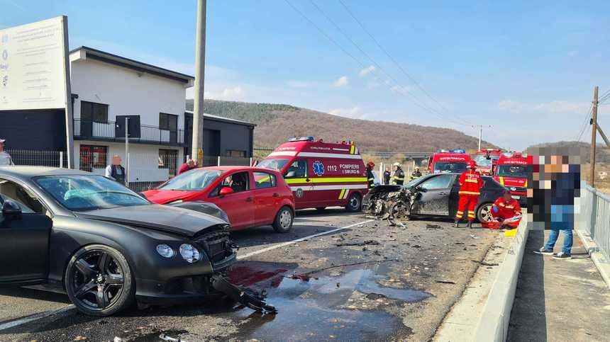 Cluj: Şapte persoane, transportate la spital în urma unui accident în care au fost implicate trei autoturisme