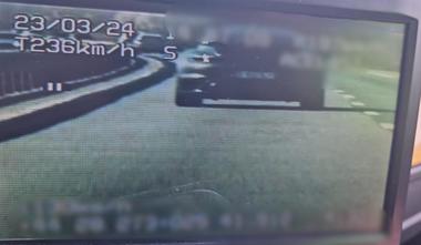 UPDATE - Vloggerul Selly, prins când conducea cu 236 de kilometri pe oră, pe A1/ El a fost amendat cu 3.300 de lei şi a rămas fără permis pentru 120 de zile