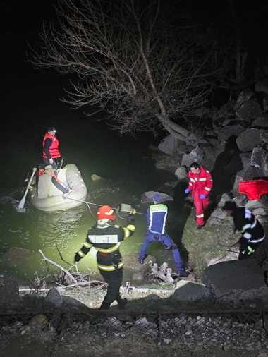 Vrancea: Bărbat rămas blocat cu barca pe o insulă în mijlocul Siretului, în timp ce se afla la pescuit, salvat de pompieri şi poliţişti