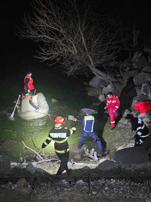Vrancea: Bărbat rămas blocat cu barca pe o insulă în mijlocul Siretului, în timp ce se afla la pescuit, salvat de pompieri şi poliţişti