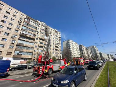 UPDATE - Incendiu într-un apartament de la etajul al şaselea al unui bloc din Sectorul 2/ Casa scării este inundată de fum/ 30 de locatari au ieşit singuri sau au fost evacuaţi/ Cinci persoane, transportate la spital - FOTO