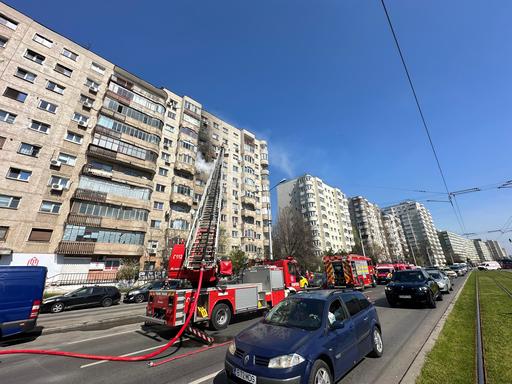 UPDATE - Incendiu într-un apartament de la etajul al şaselea al unui bloc din Sectorul 2/ Casa scării este inundată de fum/ 30 de locatari au ieşit singuri sau au fost evacuaţi/ Cinci persoane, transportate la spital - FOTO
