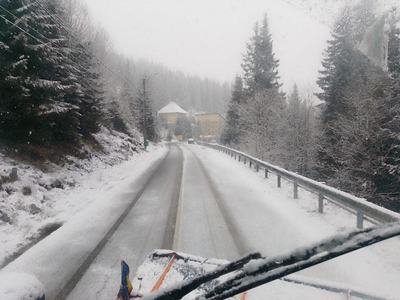 DRDP Craiova: Pe DN 67C, zona montană, a început să ningă, se acţionează cu utilaje cu lamă şi material antiderapant / Nu vă deplasaţi cu autovehiculele neechipate corespunzător pentru iarnă – FOTO / VIDEO

