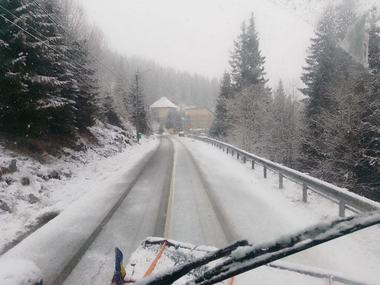 DRDP Craiova: Pe DN 67C, zona montană, a început să ningă, se acţionează cu utilaje cu lamă şi material antiderapant / Nu vă deplasaţi cu autovehiculele neechipate corespunzător pentru iarnă – FOTO / VIDEO

