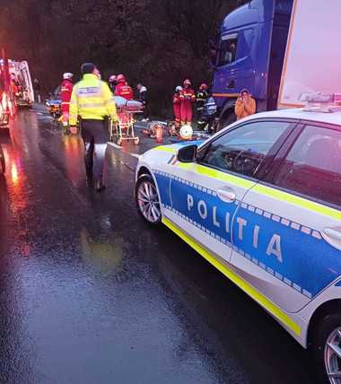 UPDATE - Braşov: Accident pe DN 13, şase persoane, între care trei minori, fiind rănite / Trei victime sunt inconştiente, fiind intubate / Toate victimele, transportate la spital - FOTO