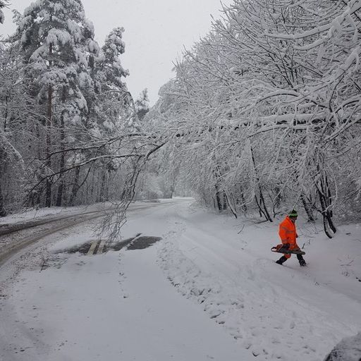 UPDATE - Ninsoare abundentă în judeţul Braşov. Traficul rutier pe DN 73A a fost reluat / Drumarii intervin în continuare  - FOTO, VIDEO
