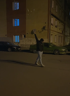 Caraş-Severin: Bărbatul care a fost filmat când trăgea cu pistolul printre blocuri a fost identificat / Are 20 de ani şi nu deţine permis de port-armă