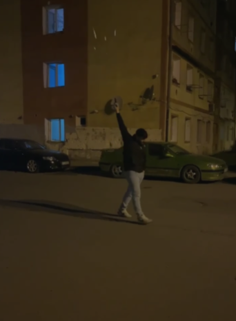Caraş-Severin: Bărbatul care a fost filmat când trăgea cu pistolul printre blocuri a fost identificat / Are 20 de ani şi nu deţine permis de port-armă