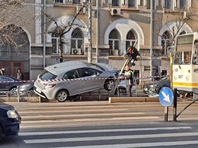 UPDATE - Accident cu trei maşini şi un pieton, în faţa sediului Inspectoratului General al Poliţiei Române din Bucureşti / Pietonul a fost rănit, fiind transportat la Spitalul Floreasca / Victima se afla în staţia de tramvai - FOTO