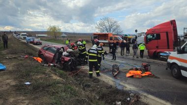 Accident soldat cu doi morţi, în judeţul Iaşi, după ce un camion s-a ciocnit violent cu un autoturism