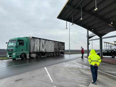 Treizeci de transporturi de produse second hand şi deşeuri, oprite la intrarea în ţară de comisarii Gărzii de Mediu