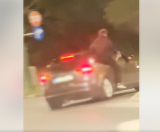 Braşov: Bărbat filmat în timp ce stă agăţat de portiera unui autoturism aflat în mişcare, amendat de poliţişti - VIDEO
