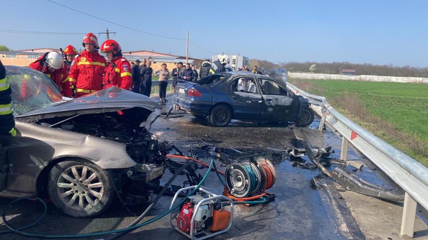 UPDATE - Grav accident rutier în Dolj, unde două maşini s-au ciocnit, iar una a luat foc/ O persoană a murit, iar alte cinci persoane vor fi duse la spital