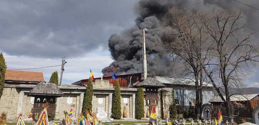 UPDATE - Incendiu de amploare la o fabrică de cherestea din judeţul Bacău - FOTO
