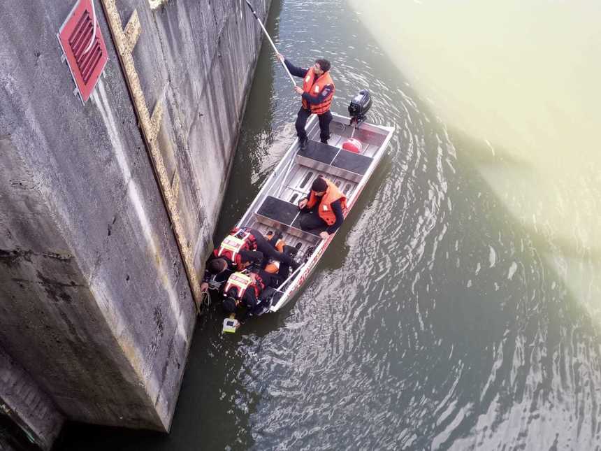 Intervenţie a Salvamont Gorj cu un detector bazat de inteligenţa artificială, care reperează sub apă, pentru găsirea unei femei înecate într-unul dintre barajele de pe râul Olt - FOTO, VIDEO