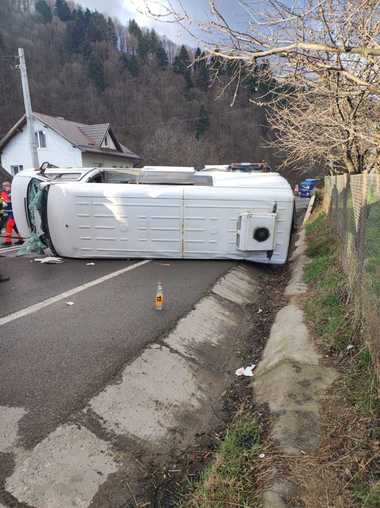 UPDATE - Microbuz în care se aflau şase persoane, răsturnat, în judeţul Suceava/ Cinci oameni, transportaţi la spital - FOTO