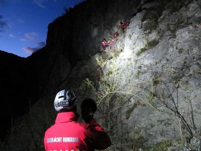 Acţiune dificilă, desfăşurată pe timp de noapte de către salvamontiştii prahoveni, pentru recuperarea a doi turişti căzuţi pe Valea Coştilei
