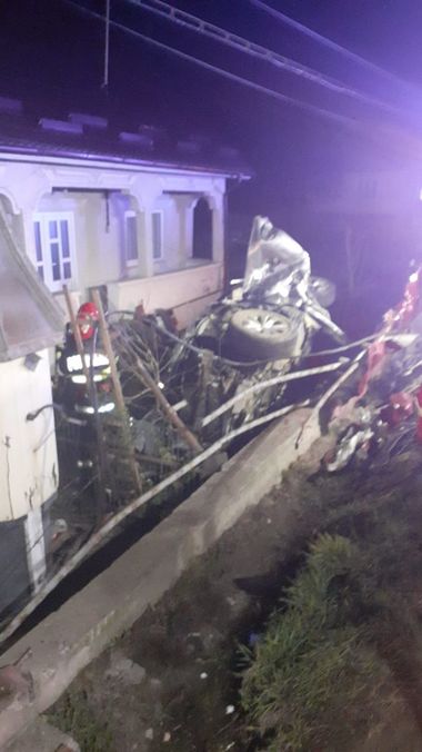 Neamţ - Trei tineri cu vârste între 17 şi 22 de ani au murit, iar alţi trei au fost răniţi, după ce maşinile în care se aflau s-au ciocnit violent şi apoi s-au răsturnat în curţile unor gospodării - FOTO