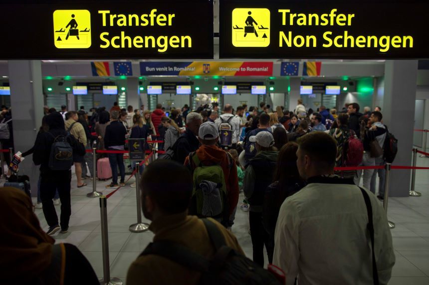 Purtătorul de cuvânt al Companiei Naţionale de Aeroporturi, după ce România a intrat în Schengen cu frontierele aeriene şi maritime: Prima cursă integral operată fără control de frontieră este, uşor ironic, cursa Austrian Airlines de la Viena
