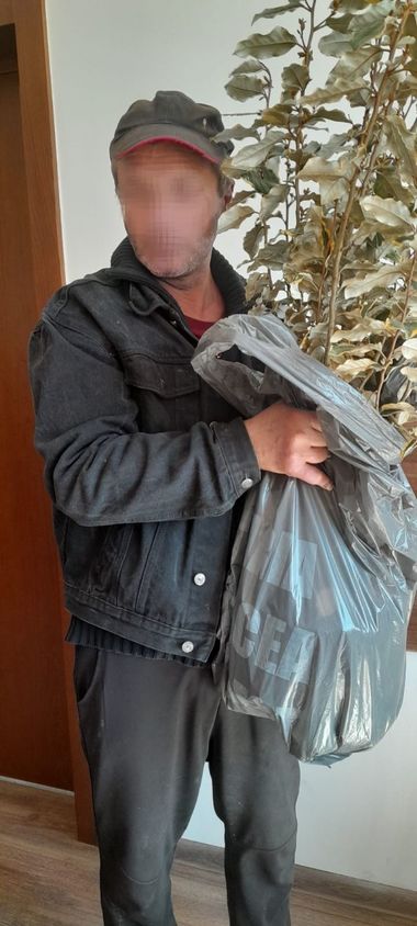 Râmnicu Vâlcea: Florile şi arbuştii plantaţi pe spaţiul public, ţinta hoţilor. Un bărbat a fost prins scoţând lalelele dintr-un rond, cu tot cu bulbi. Altul a venit cu sacul pentru a fura arbuşti ornamentali - FOTO, VIDEO
